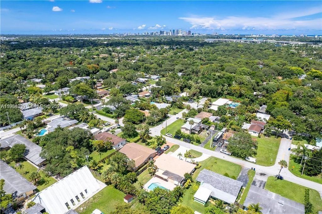 Image 37 of property listing at 2271 SW 30th Ter, Fort Lauderdale, FL 33312