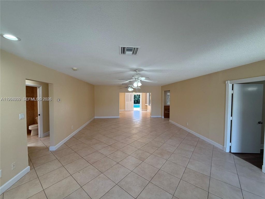 Image 6 of property listing at 2271 SW 30th Ter, Fort Lauderdale, FL 33312