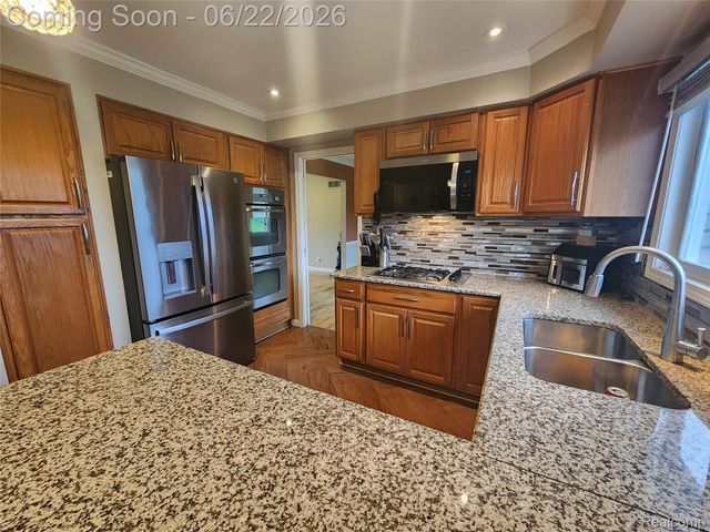27336 Pierce Street, Southfield, MI 48076