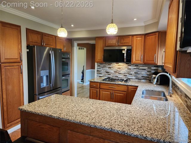 27336 Pierce Street, Southfield, MI 48076