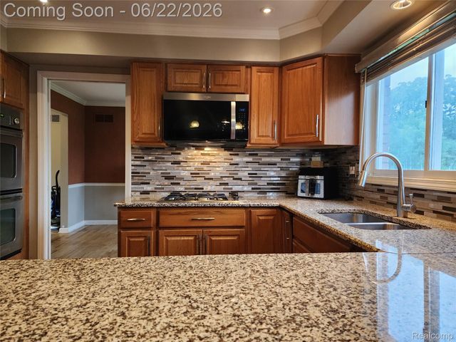 27336 Pierce Street, Southfield, MI 48076