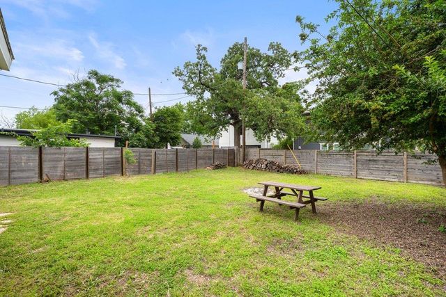 1909 College ROW, Austin, TX 78702