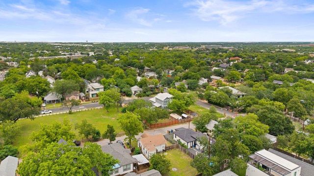 1909 College ROW, Austin, TX 78702