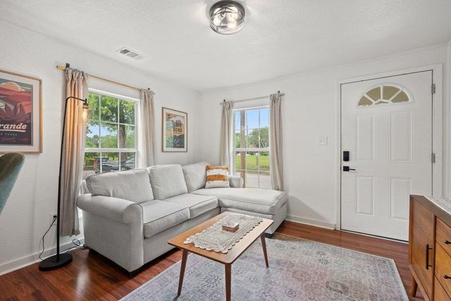 1909 College ROW, Austin, TX 78702