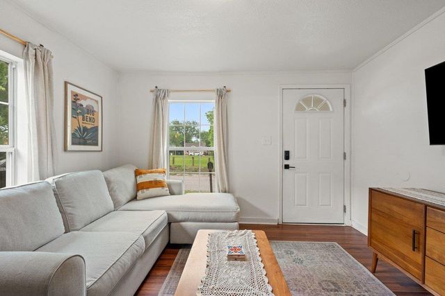 1909 College ROW, Austin, TX 78702