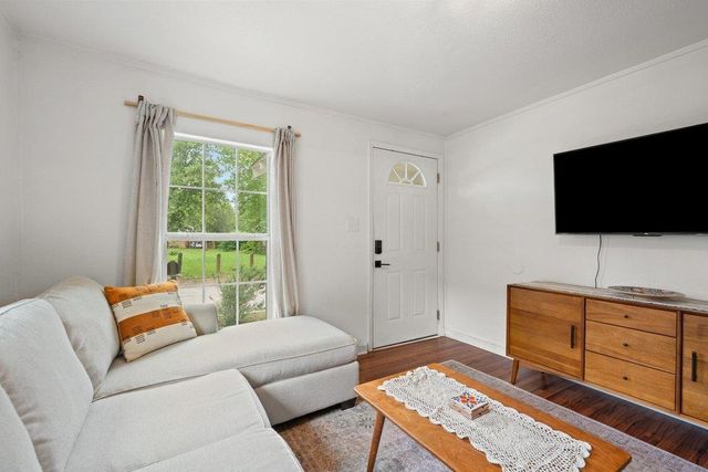 1909 College ROW, Austin, TX 78702
