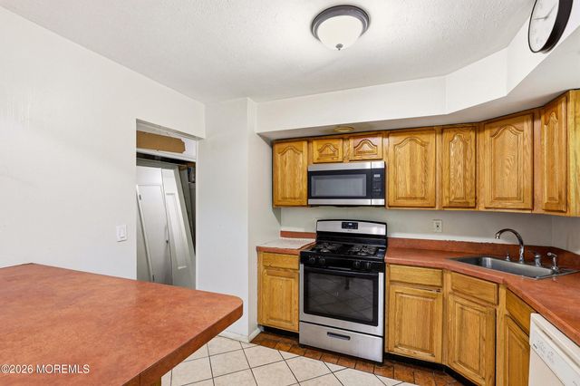 37 Raymond Avenue, Toms River, NJ 08755