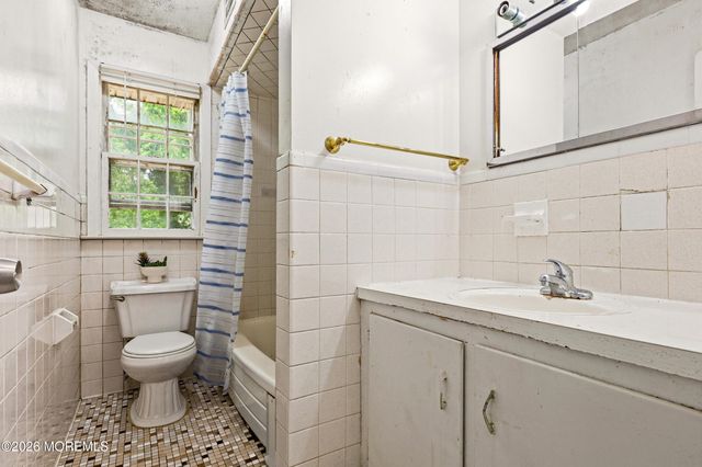37 Raymond Avenue, Toms River, NJ 08755