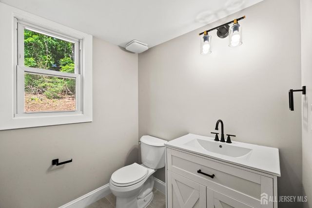 41 Oakwood Drive, Sayreville, NJ 08859