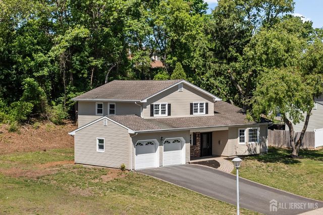 41 Oakwood Drive, Sayreville, NJ 08859