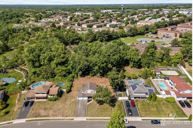 41 Oakwood Drive, Sayreville, NJ 08859