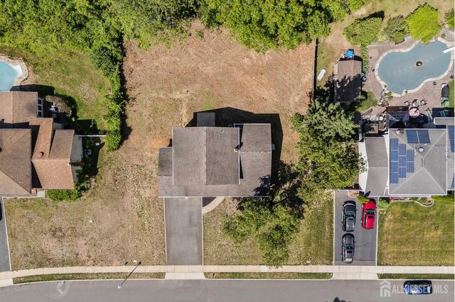 41 Oakwood Drive, Sayreville, NJ 08859