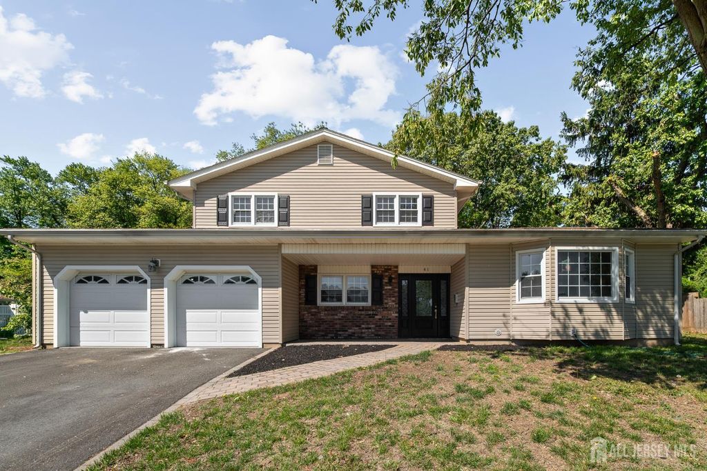 41 Oakwood Drive, Sayreville, NJ 08859