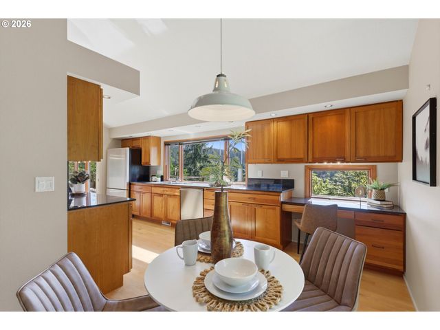 7024 Sw CANYON Dr, Portland, OR 97225