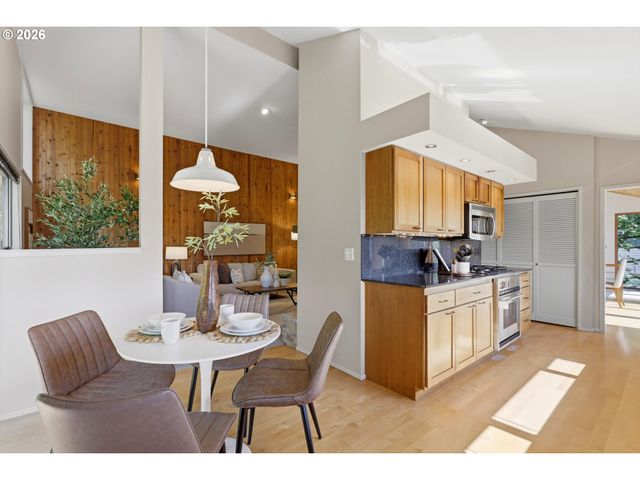 7024 Sw CANYON Dr, Portland, OR 97225