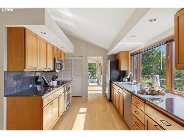 7024 Sw CANYON Dr, Portland, OR 97225