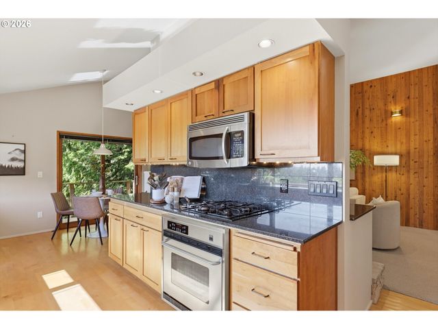 7024 Sw CANYON Dr, Portland, OR 97225
