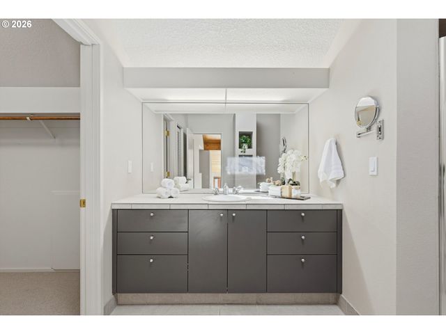 7024 Sw CANYON Dr, Portland, OR 97225