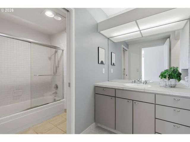 7024 Sw CANYON Dr, Portland, OR 97225