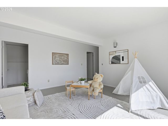 7024 Sw CANYON Dr, Portland, OR 97225