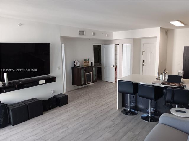 5085 NW 7th St 1412, Miami, FL 33126