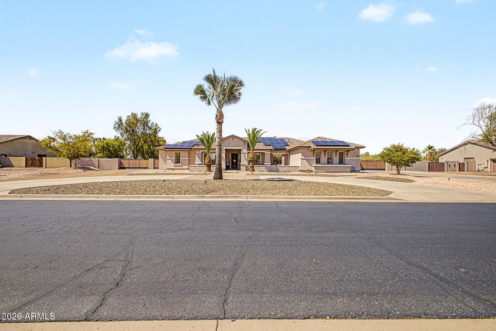 14284 W BECKER Lane, Surprise, AZ 85379 — photo 2