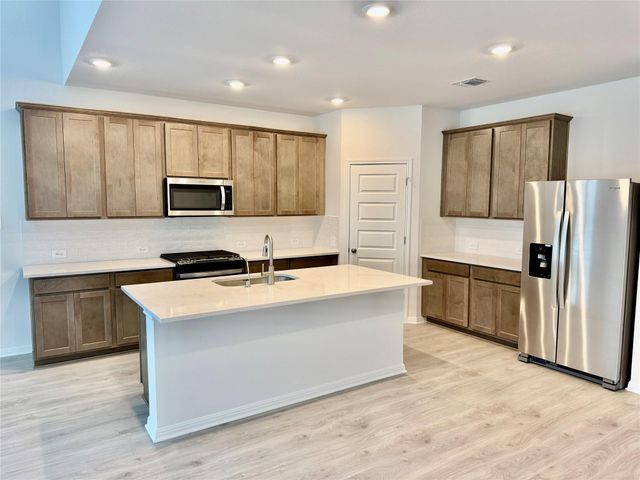 208 Coopers Hawk Crest, Cedar Creek, TX 78612