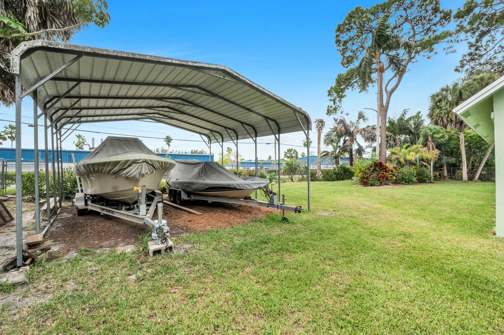 Image 12 of property listing at 6863 Imperial Drive, West Palm Beach, FL 33411