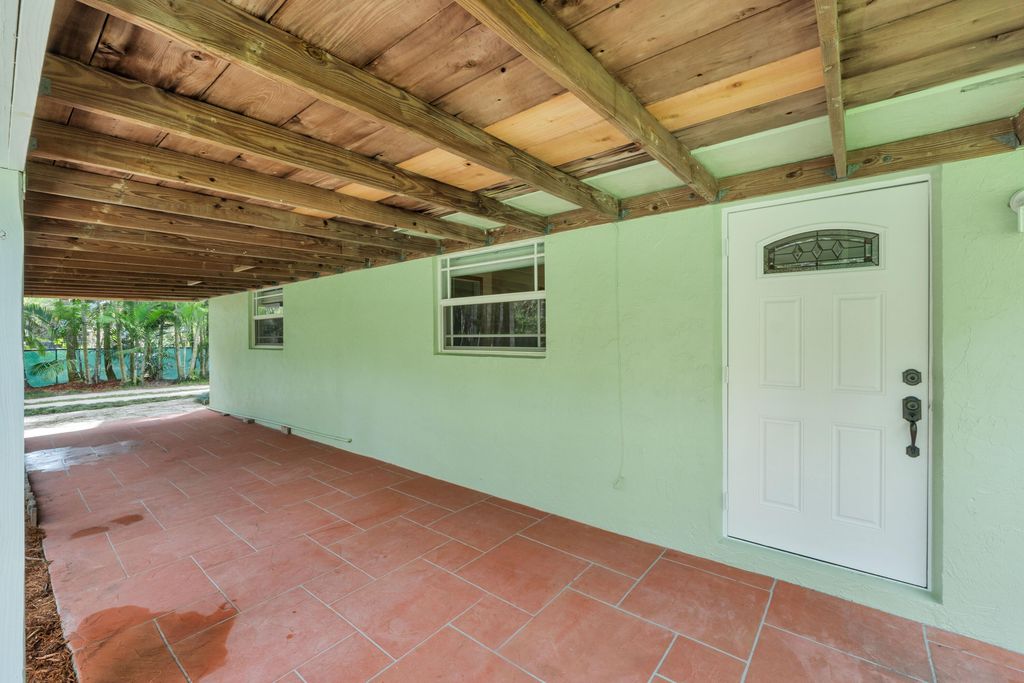 Image 16 of property listing at 6863 Imperial Drive, West Palm Beach, FL 33411