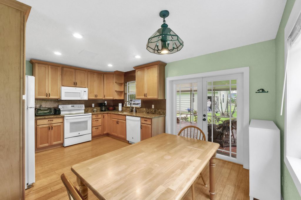 Image 18 of property listing at 6863 Imperial Drive, West Palm Beach, FL 33411