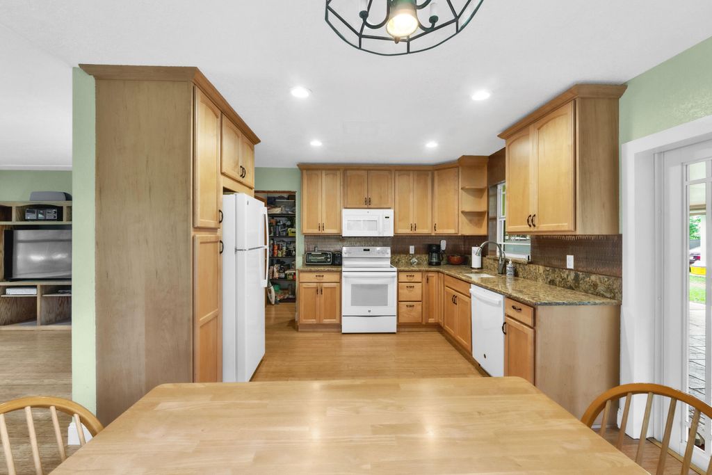 Image 19 of property listing at 6863 Imperial Drive, West Palm Beach, FL 33411