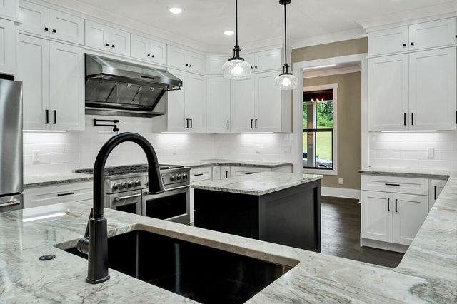 1685 Ridge View Dr, Dalton, GA 30720
