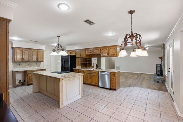 2916 Highland Dr, Russellville, AR 72802