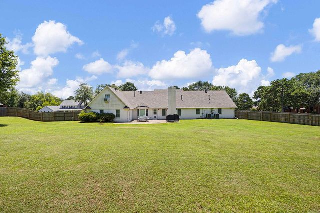 2916 Highland Dr, Russellville, AR 72802
