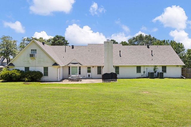 2916 Highland Dr, Russellville, AR 72802