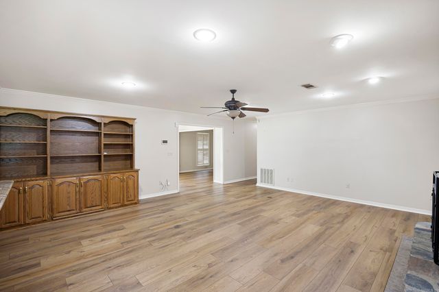 2916 Highland Dr, Russellville, AR 72802