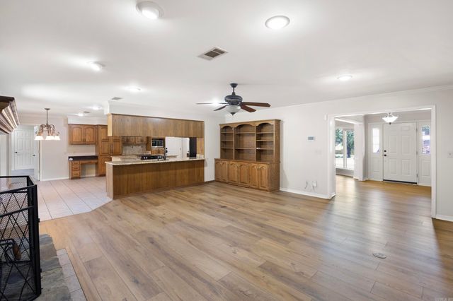 2916 Highland Dr, Russellville, AR 72802