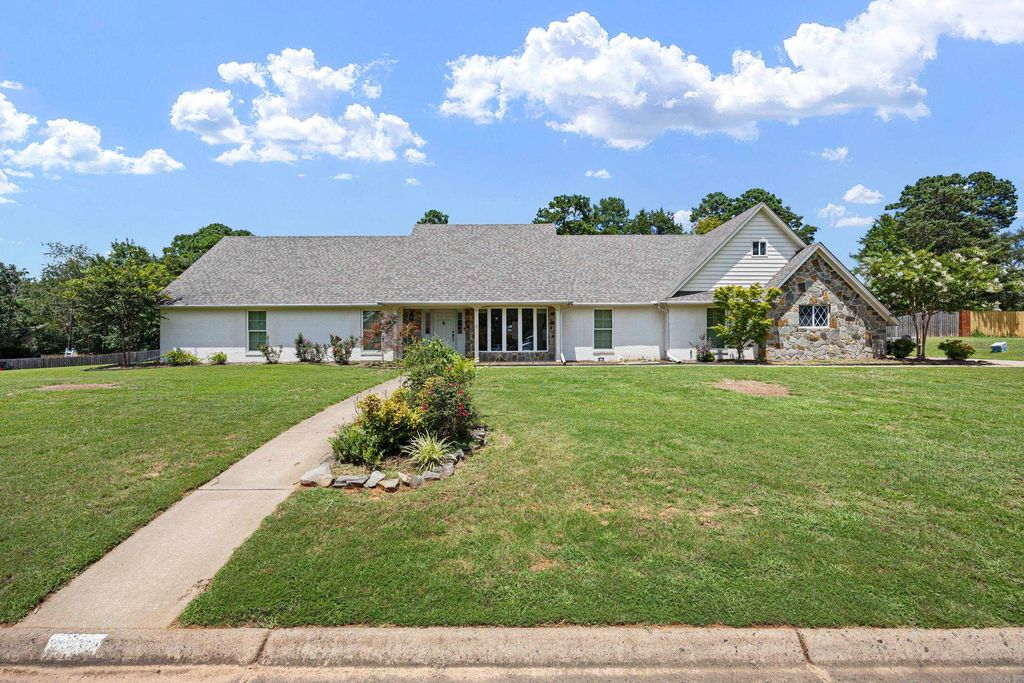 2916 Highland Dr, Russellville, AR 72802