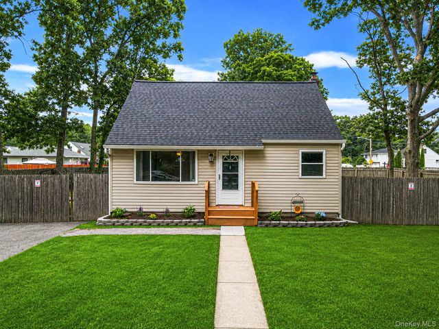 119 Parkwood Drive, Shirley, NY 11967