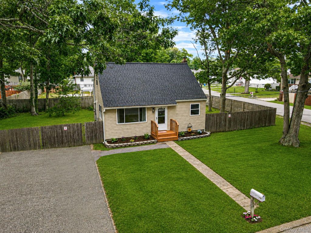 119 Parkwood Drive, Shirley, NY 11967