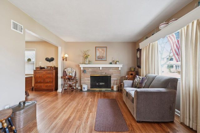 1601 E Menlo BOULEVARD, Shorewood, WI 53211