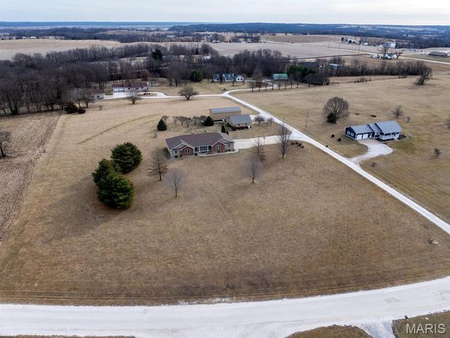 3721 Hawk Point, Palmyra, MO 63461
