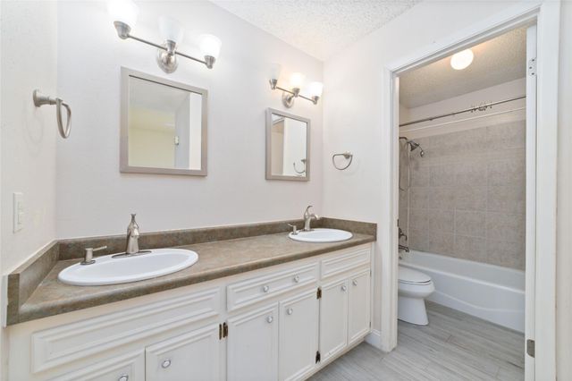 7122 S Dairy Ashford Road, Houston, TX 77072