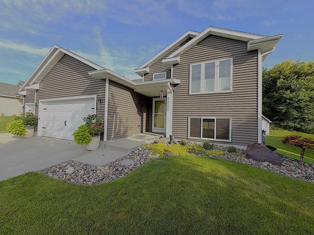 3221 Lakeridge Drive NW, Rochester, MN 55901
