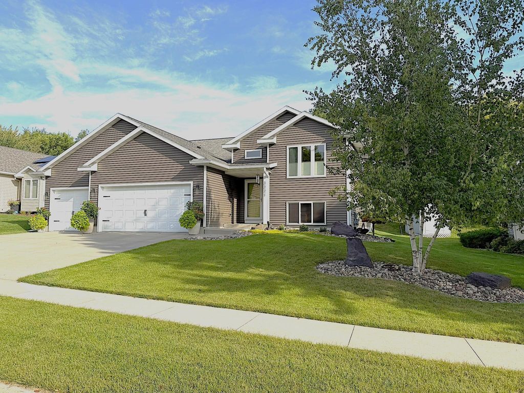 3221 Lakeridge Drive NW, Rochester, MN 55901