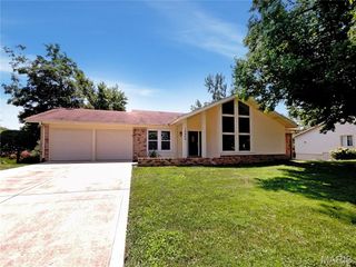 15464 Country Ridge Drive, Chesterfield, MO 63017