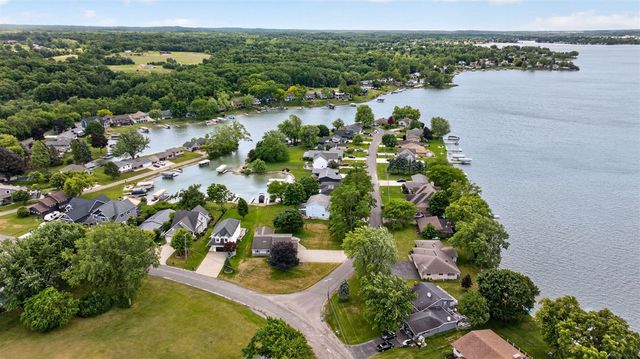 103 Paula Drive, Brooklyn, MI 49230