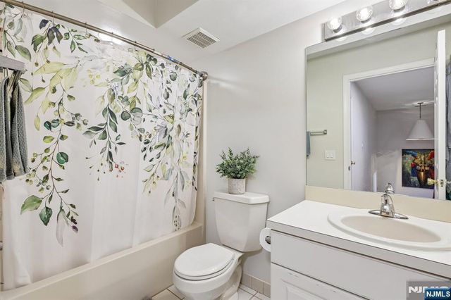 40 Rio Vista Drive, Allendale, NJ 07401