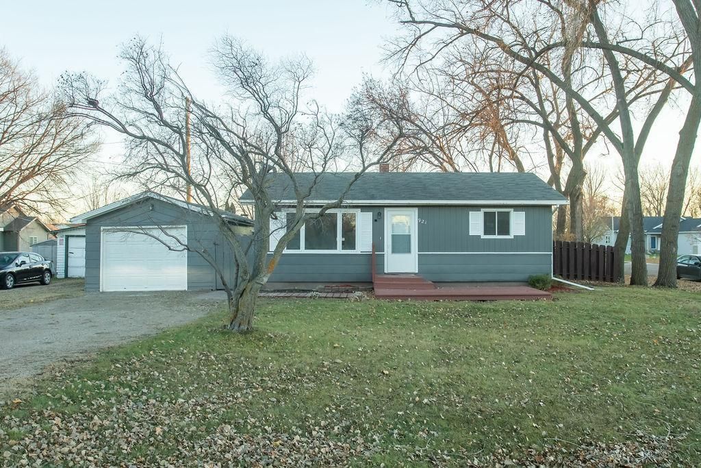 921 18th Avenue N, Moorhead, MN 56560