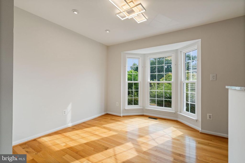 Image 12 of property listing at 6510 KELSEY POINT CIR, Alexandria, VA 22315